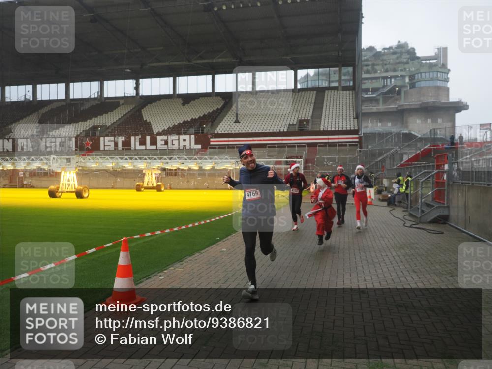 07.12.2025 - St. Pauli X-Mass-Run No. 15 Fabian Wolf http://msf.ph/oto/9386821 07.12.2025 10:16:48 Ziel 1989, 1997, 2185, 2266, 3633, 4356, 4359, 4363, 4769 meine-sportfotos.de