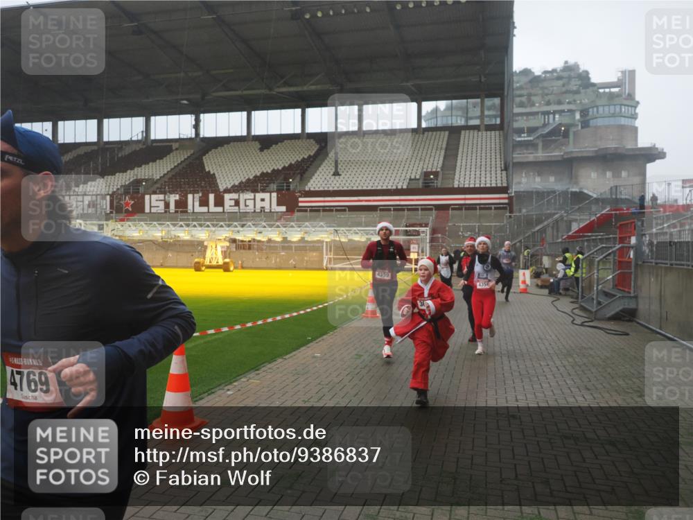 07.12.2025 - St. Pauli X-Mass-Run No. 15 Fabian Wolf http://msf.ph/oto/9386837 07.12.2025 10:16:48 Ziel 1989, 1997, 2185, 2266, 3633, 4356, 4359, 4363, 4769 meine-sportfotos.de