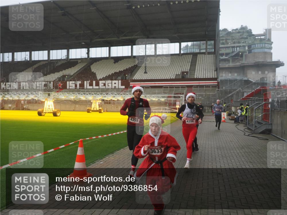 07.12.2025 - St. Pauli X-Mass-Run No. 15 Fabian Wolf http://msf.ph/oto/9386854 07.12.2025 10:16:49 Ziel 1620, 1989, 1997, 2185, 2266, 3633, 4356, 4359, 4363, 4769 meine-sportfotos.de