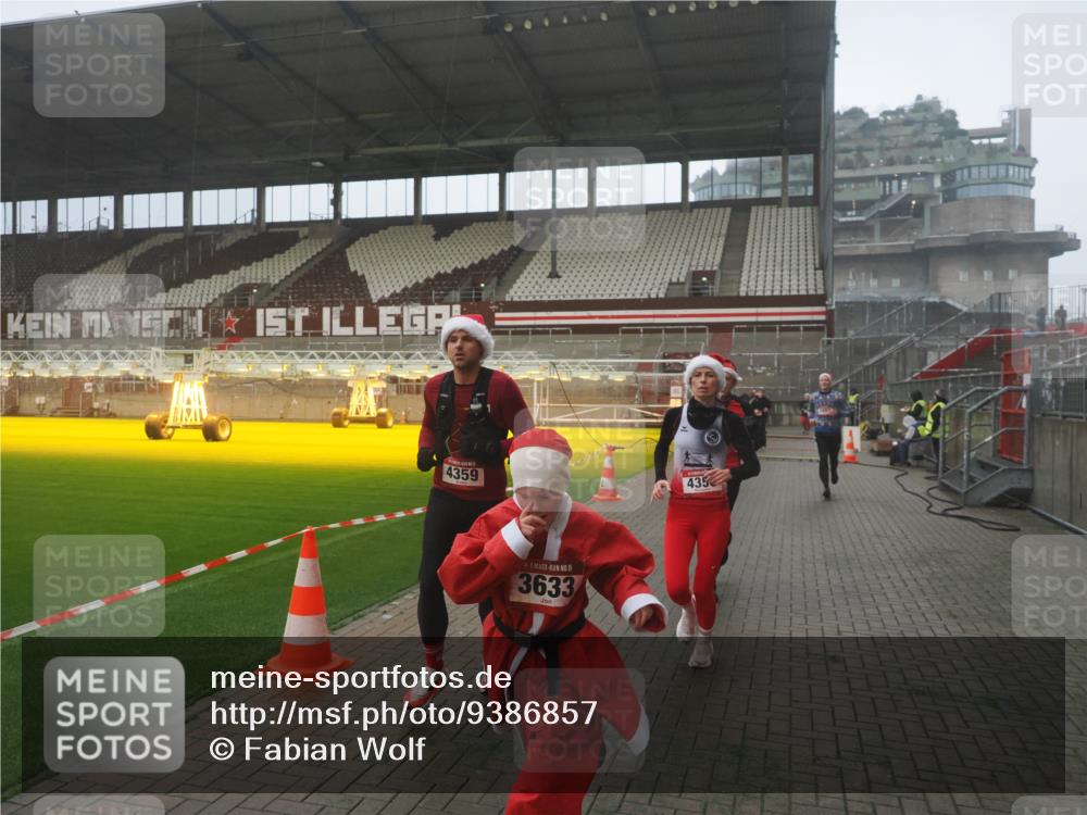 07.12.2025 - St. Pauli X-Mass-Run No. 15 Fabian Wolf http://msf.ph/oto/9386857 07.12.2025 10:16:49 Ziel 1620, 1989, 1997, 2185, 2266, 3633, 4356, 4359, 4363, 4769 meine-sportfotos.de