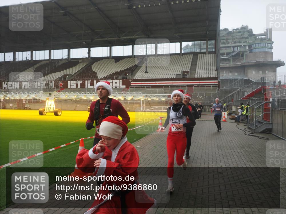 07.12.2025 - St. Pauli X-Mass-Run No. 15 Fabian Wolf http://msf.ph/oto/9386860 07.12.2025 10:16:50 Ziel 1620, 1989, 1997, 2185, 2266, 3633, 4356, 4359, 4769 meine-sportfotos.de