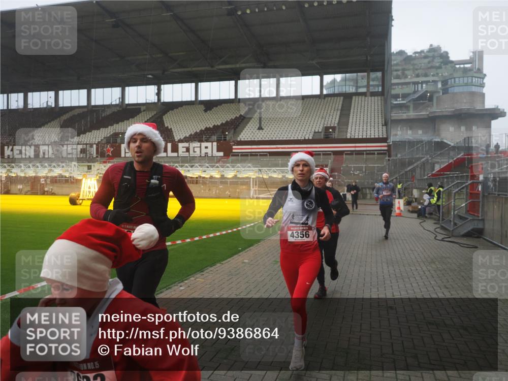 07.12.2025 - St. Pauli X-Mass-Run No. 15 Fabian Wolf http://msf.ph/oto/9386864 07.12.2025 10:16:50 Ziel 1620, 1989, 1997, 2185, 2266, 3633, 4356, 4359, 4769 meine-sportfotos.de