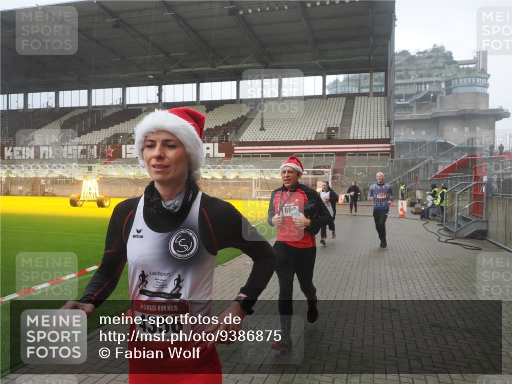 07.12.2025 - St. Pauli X-Mass-Run No. 15 Fabian Wolf http://msf.ph/oto/9386875 07.12.2025 10:16:50 Ziel 1620, 1989, 1997, 2185, 2266, 3633, 4356, 4359, 4769 meine-sportfotos.de