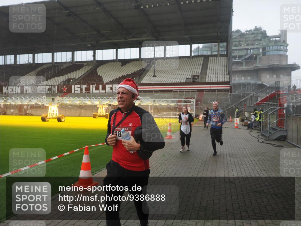 07.12.2025 - St. Pauli X-Mass-Run No. 15 Fabian Wolf http://msf.ph/oto/9386888 07.12.2025 10:16:51 Ziel 1620, 1989, 1997, 2185, 2266, 3633, 4356, 4359, 4769 meine-sportfotos.de