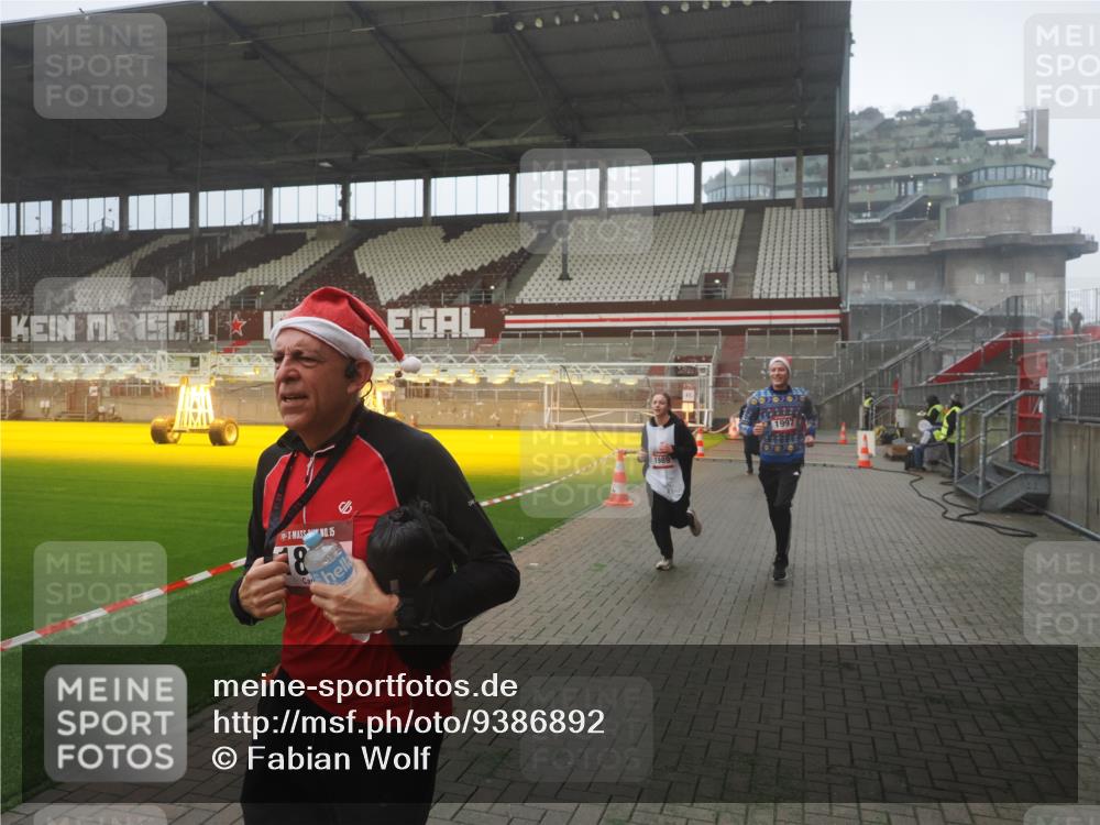 07.12.2025 - St. Pauli X-Mass-Run No. 15 Fabian Wolf http://msf.ph/oto/9386892 07.12.2025 10:16:51 Ziel 1620, 1989, 1997, 2185, 2266, 3633, 4356, 4359, 4769 meine-sportfotos.de