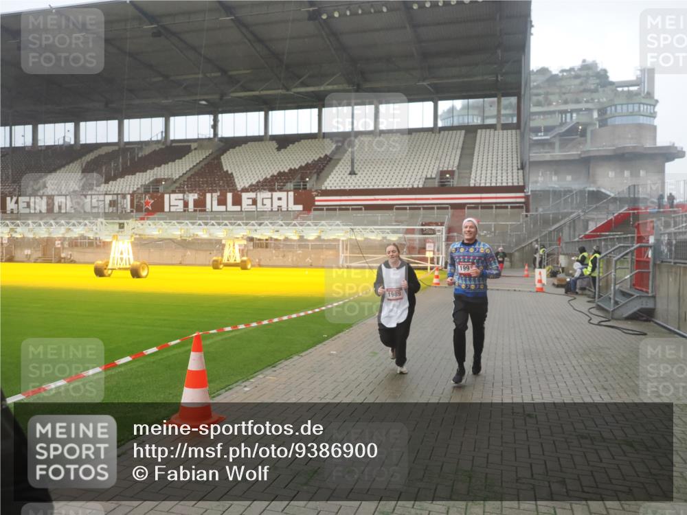 07.12.2025 - St. Pauli X-Mass-Run No. 15 Fabian Wolf http://msf.ph/oto/9386900 07.12.2025 10:16:52 Ziel 1620, 1989, 1997, 3633, 4356, 4359, 4769 meine-sportfotos.de
