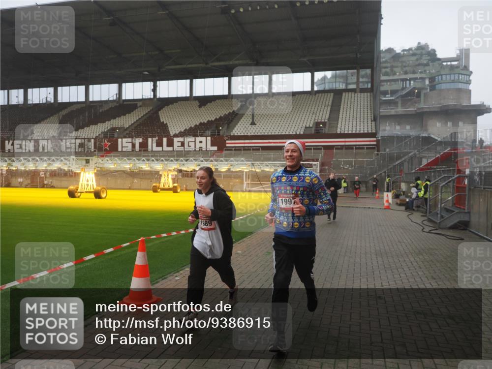 07.12.2025 - St. Pauli X-Mass-Run No. 15 Fabian Wolf http://msf.ph/oto/9386915 07.12.2025 10:16:52 Ziel 1620, 1989, 1997, 3633, 4356, 4359, 4769 meine-sportfotos.de