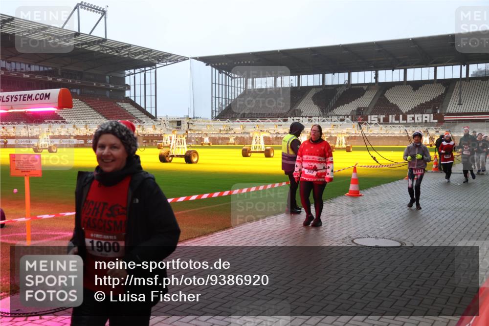 07.12.2025 - St. Pauli X-Mass-Run No. 15 Luisa Fischer http://msf.ph/oto/9386920 07.12.2025 10:21:41 Ziel 1900, 2173, 3848, 149, 270, 1326, 1386, 1407, 1898, 1900, 2173, 2565, 2799, 2927, 2997, 3062, 3091, 3384, 3540, 3541, 3848, 3849, 3984, 3988, 4117, 4158, 4169, 4170, 4338 meine-sportfotos.de