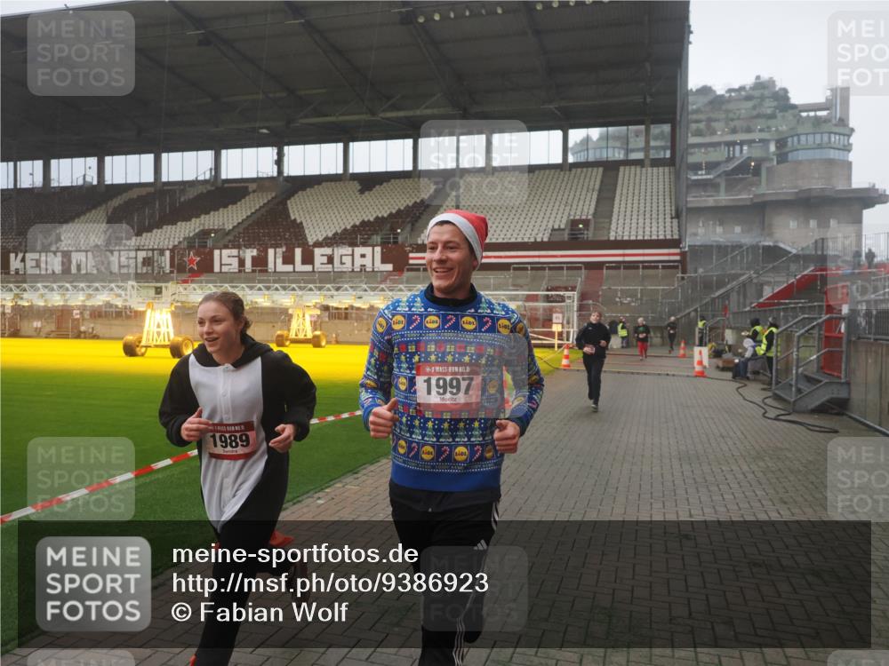 07.12.2025 - St. Pauli X-Mass-Run No. 15 Fabian Wolf http://msf.ph/oto/9386923 07.12.2025 10:16:53 Ziel 1620, 1989, 1997, 2694, 3633, 4356, 4359, 4769 meine-sportfotos.de