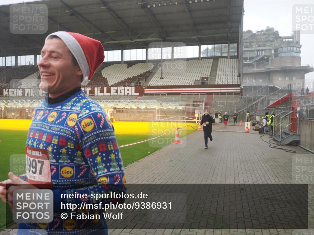 07.12.2025 - St. Pauli X-Mass-Run No. 15 Fabian Wolf http://msf.ph/oto/9386931 07.12.2025 10:16:53 Ziel 1620, 1989, 1997, 2694, 3633, 4356, 4359, 4769 meine-sportfotos.de