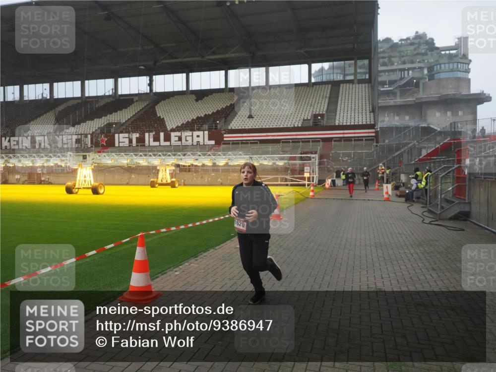 07.12.2025 - St. Pauli X-Mass-Run No. 15 Fabian Wolf http://msf.ph/oto/9386947 07.12.2025 10:16:55 Ziel 1620, 1989, 1997, 2694, 3633, 4356, 4359, 4769 meine-sportfotos.de