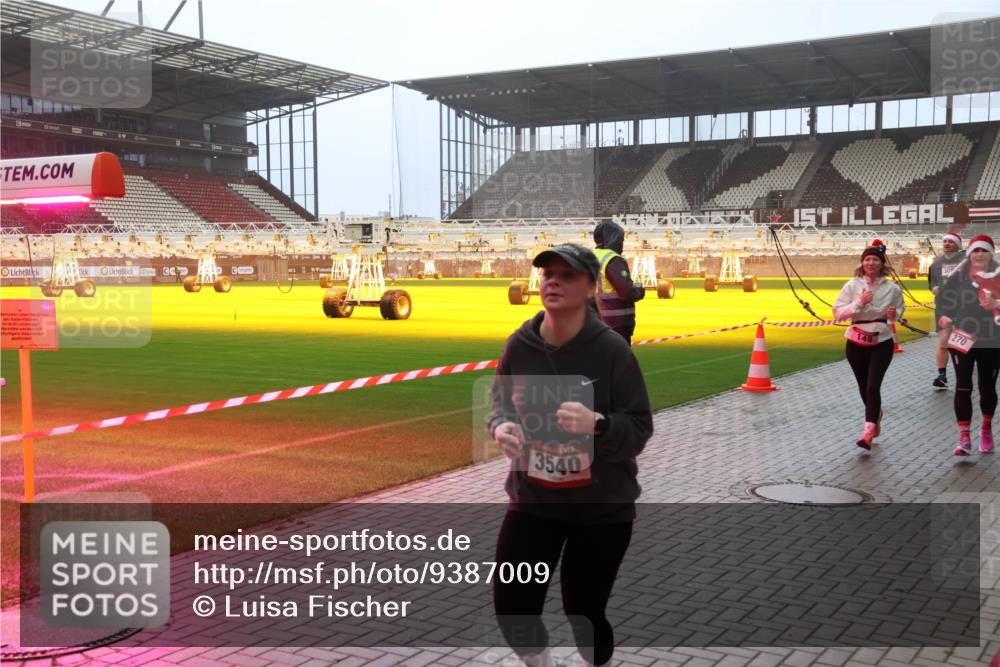 07.12.2025 - St. Pauli X-Mass-Run No. 15 Luisa Fischer http://msf.ph/oto/9387009 07.12.2025 10:21:50 Ziel 3540, 149, 270, 149, 270, 1326, 1386, 1407, 1898, 1900, 2173, 2565, 2927, 2997, 3062, 3091, 3384, 3540, 3541, 3848, 3849, 3984, 3988, 4117, 4158, 4169, 4170, 4338 meine-sportfotos.de
