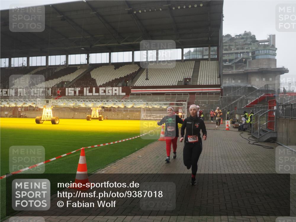 07.12.2025 - St. Pauli X-Mass-Run No. 15 Fabian Wolf http://msf.ph/oto/9387018 07.12.2025 10:17:03 Ziel 1620, 1762, 1989, 1997, 2694, 3229, 3987, 4356, 4359, 4769 meine-sportfotos.de
