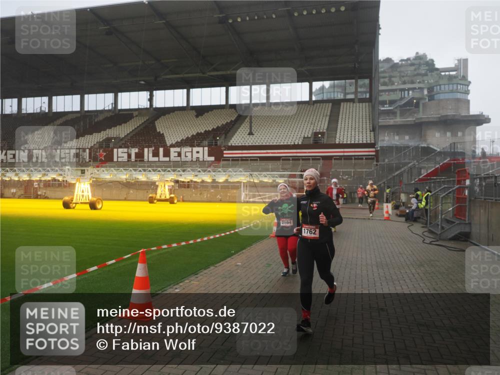 07.12.2025 - St. Pauli X-Mass-Run No. 15 Fabian Wolf http://msf.ph/oto/9387022 07.12.2025 10:17:03 Ziel 1620, 1762, 1989, 1997, 2694, 3229, 3987, 4356, 4359, 4769 meine-sportfotos.de