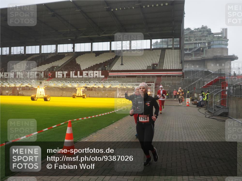 07.12.2025 - St. Pauli X-Mass-Run No. 15 Fabian Wolf http://msf.ph/oto/9387026 07.12.2025 10:17:04 Ziel 1620, 1762, 1989, 1997, 2694, 3229, 3987, 4356, 4359 meine-sportfotos.de