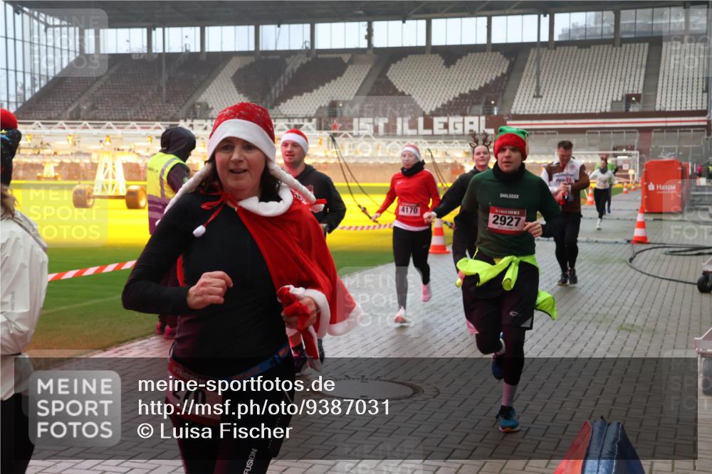 07.12.2025 - St. Pauli X-Mass-Run No. 15 Luisa Fischer http://msf.ph/oto/9387031 07.12.2025 10:21:52 Ziel 15, 270, 4170, 2927, 149, 270, 1326, 1386, 1407, 1898, 1900, 2173, 2565, 2927, 2997, 3062, 3091, 3384, 3540, 3541, 3848, 3849, 3984, 3988, 4117, 4158, 4169, 4170, 4338 meine-sportfotos.de