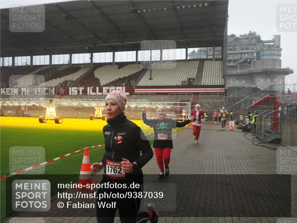 07.12.2025 - St. Pauli X-Mass-Run No. 15 Fabian Wolf http://msf.ph/oto/9387039 07.12.2025 10:17:04 Ziel 1620, 1762, 1989, 1997, 2694, 3229, 3987, 4356, 4359 meine-sportfotos.de