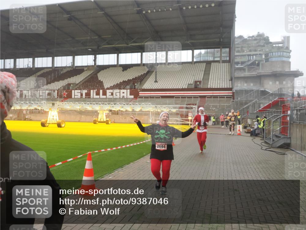 07.12.2025 - St. Pauli X-Mass-Run No. 15 Fabian Wolf http://msf.ph/oto/9387046 07.12.2025 10:17:05 Ziel 1620, 1762, 1989, 1997, 2694, 3229, 3987 meine-sportfotos.de
