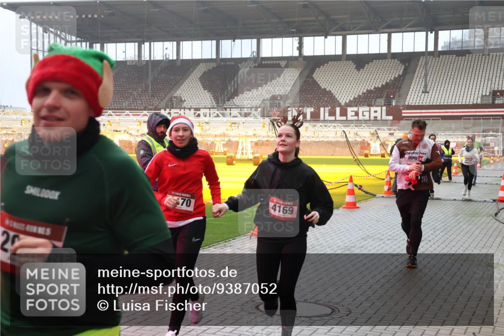 07.12.2025 - St. Pauli X-Mass-Run No. 15 Luisa Fischer http://msf.ph/oto/9387052 07.12.2025 10:21:54 Ziel 22, 5, 70, 4169, 4158, 149, 270, 1326, 1386, 1407, 1898, 1900, 2173, 2565, 2927, 2997, 3062, 3091, 3384, 3540, 3541, 3848, 3849, 3984, 3988, 4117, 4158, 4169, 4170, 4338 meine-sportfotos.de