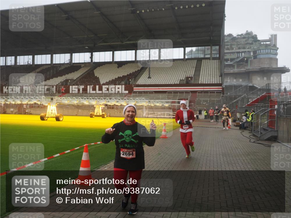 07.12.2025 - St. Pauli X-Mass-Run No. 15 Fabian Wolf http://msf.ph/oto/9387062 07.12.2025 10:17:05 Ziel 1620, 1762, 1989, 1997, 2694, 3229, 3987 meine-sportfotos.de