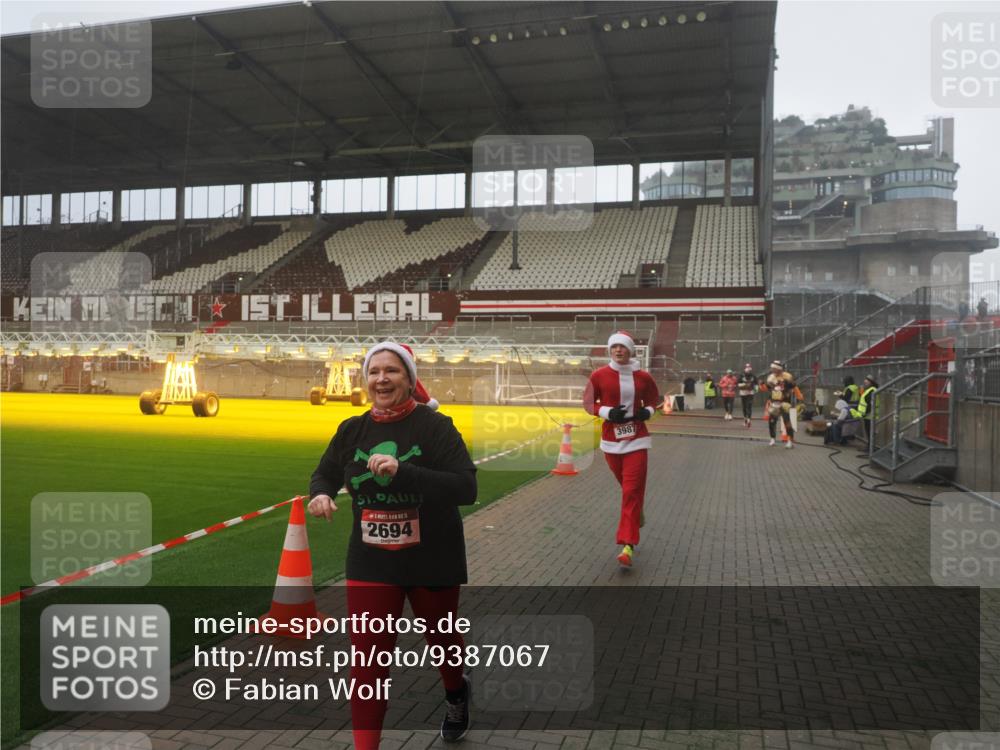 07.12.2025 - St. Pauli X-Mass-Run No. 15 Fabian Wolf http://msf.ph/oto/9387067 07.12.2025 10:17:06 Ziel 1620, 1762, 1989, 1997, 2694, 3229, 3522, 3987 meine-sportfotos.de