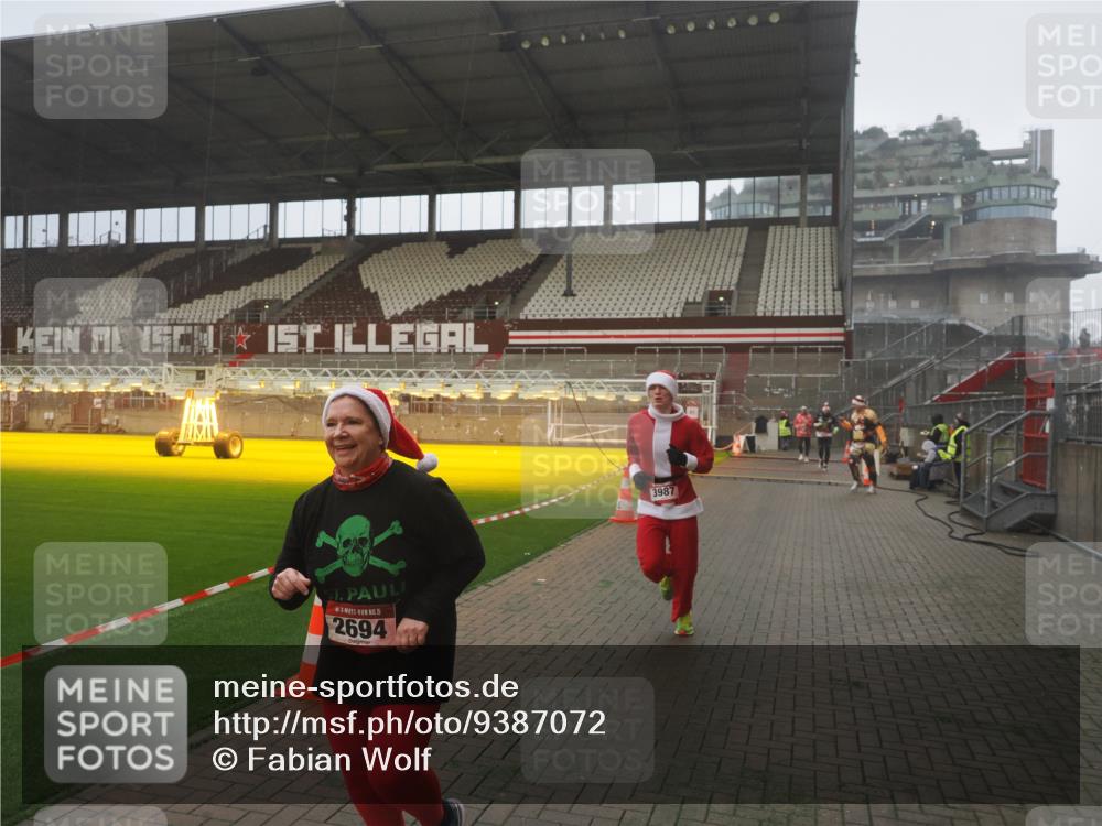 07.12.2025 - St. Pauli X-Mass-Run No. 15 Fabian Wolf http://msf.ph/oto/9387072 07.12.2025 10:17:06 Ziel 1620, 1762, 1989, 1997, 2694, 3229, 3522, 3987 meine-sportfotos.de