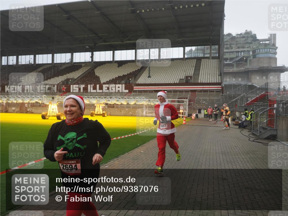 07.12.2025 - St. Pauli X-Mass-Run No. 15 Fabian Wolf http://msf.ph/oto/9387076 07.12.2025 10:17:06 Ziel 1620, 1762, 1989, 1997, 2694, 3229, 3522, 3987 meine-sportfotos.de