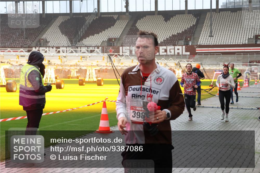 07.12.2025 - St. Pauli X-Mass-Run No. 15 Luisa Fischer http://msf.ph/oto/9387086 07.12.2025 10:21:56 Ziel 22, 398, 4171, 4158, 149, 270, 1326, 1386, 1407, 1898, 1900, 2173, 2565, 2927, 2997, 3062, 3091, 3384, 3540, 3541, 3848, 3849, 3984, 3988, 4117, 4158, 4169, 4170, 4338 meine-sportfotos.de