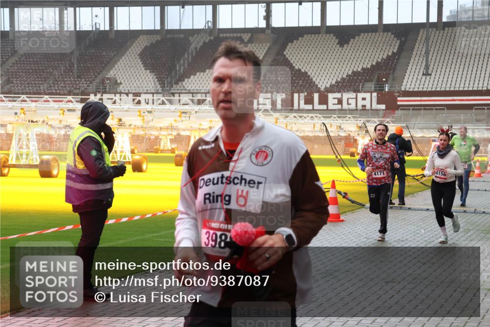 07.12.2025 - St. Pauli X-Mass-Run No. 15 Luisa Fischer http://msf.ph/oto/9387087 07.12.2025 10:21:57 Ziel 398, 4171, 4156, 22, 149, 270, 1326, 1386, 1407, 1898, 1900, 2173, 2565, 2927, 2944, 2997, 3062, 3091, 3384, 3540, 3541, 3848, 3849, 3984, 3988, 4117, 4158, 4169, 4170, 4338 meine-sportfotos.de