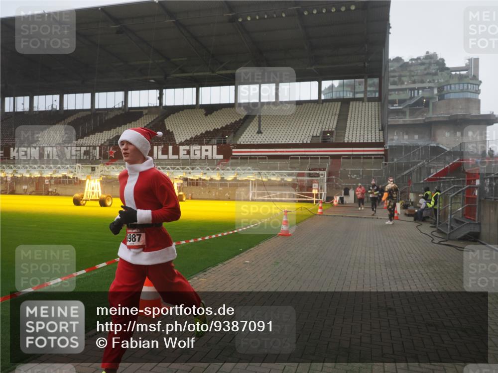 07.12.2025 - St. Pauli X-Mass-Run No. 15 Fabian Wolf http://msf.ph/oto/9387091 07.12.2025 10:17:07 Ziel 1620, 1762, 2694, 3229, 3522, 3874, 3987 meine-sportfotos.de