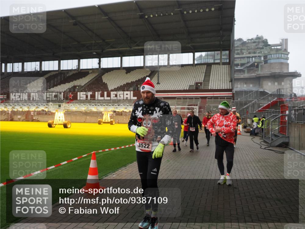 07.12.2025 - St. Pauli X-Mass-Run No. 15 Fabian Wolf http://msf.ph/oto/9387109 07.12.2025 10:17:18 Ziel 257, 268, 3229, 3522, 3874, 3987, 4114, 4339, 4764 meine-sportfotos.de