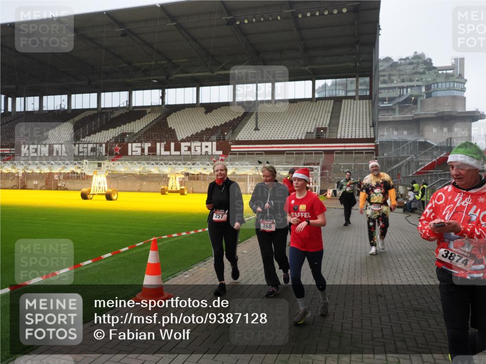 07.12.2025 - St. Pauli X-Mass-Run No. 15 Fabian Wolf http://msf.ph/oto/9387128 07.12.2025 10:17:21 Ziel 257, 268, 2688, 3229, 3522, 3874, 4114, 4339, 4764 meine-sportfotos.de