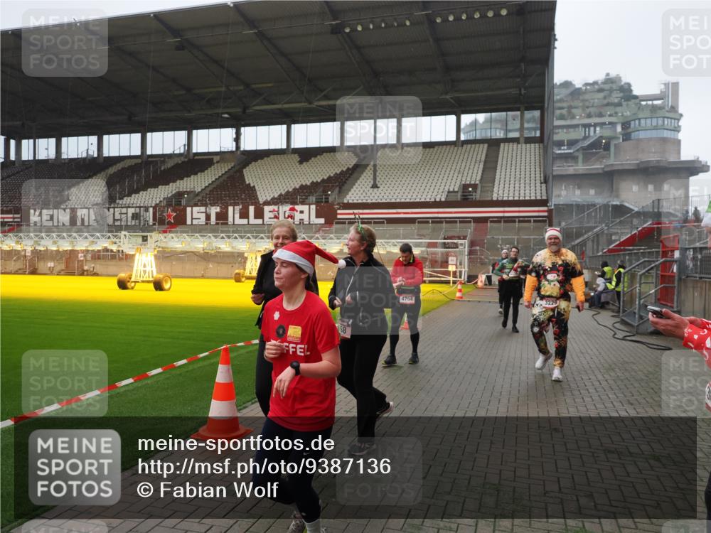 07.12.2025 - St. Pauli X-Mass-Run No. 15 Fabian Wolf http://msf.ph/oto/9387136 07.12.2025 10:17:22 Ziel 257, 268, 2688, 3522, 3874, 4114, 4339, 4764 meine-sportfotos.de
