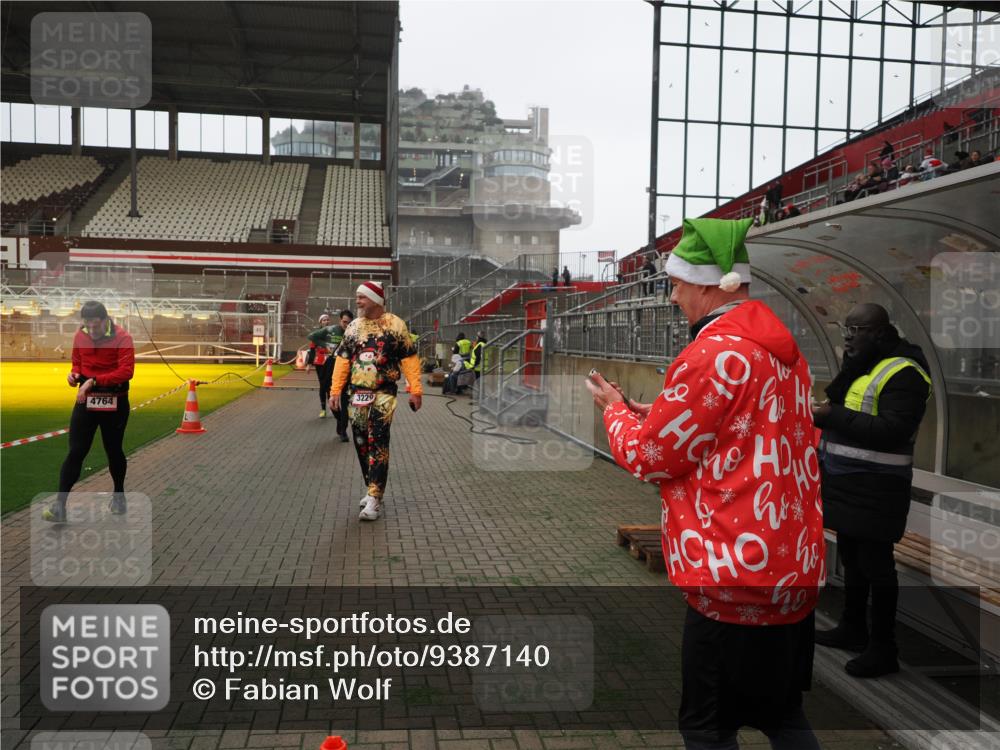 07.12.2025 - St. Pauli X-Mass-Run No. 15 Fabian Wolf http://msf.ph/oto/9387140 07.12.2025 10:17:23 Ziel 257, 268, 2688, 2725, 3522, 3874, 4114, 4339, 4764 meine-sportfotos.de