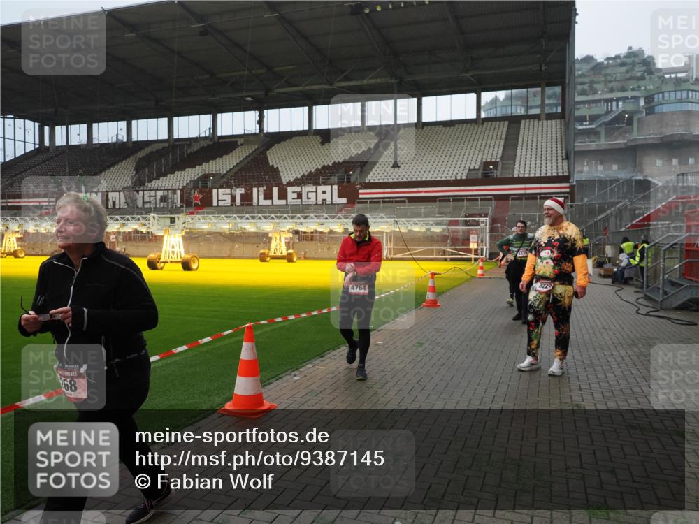 07.12.2025 - St. Pauli X-Mass-Run No. 15 Fabian Wolf http://msf.ph/oto/9387145 07.12.2025 10:17:24 Ziel 257, 268, 2688, 2725, 3522, 3874, 4114, 4339, 4764 meine-sportfotos.de