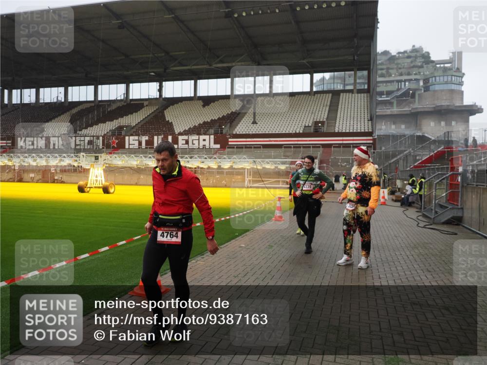 07.12.2025 - St. Pauli X-Mass-Run No. 15 Fabian Wolf http://msf.ph/oto/9387163 07.12.2025 10:17:27 Ziel 257, 268, 2688, 2725, 2952, 3874, 4114, 4339, 4764 meine-sportfotos.de