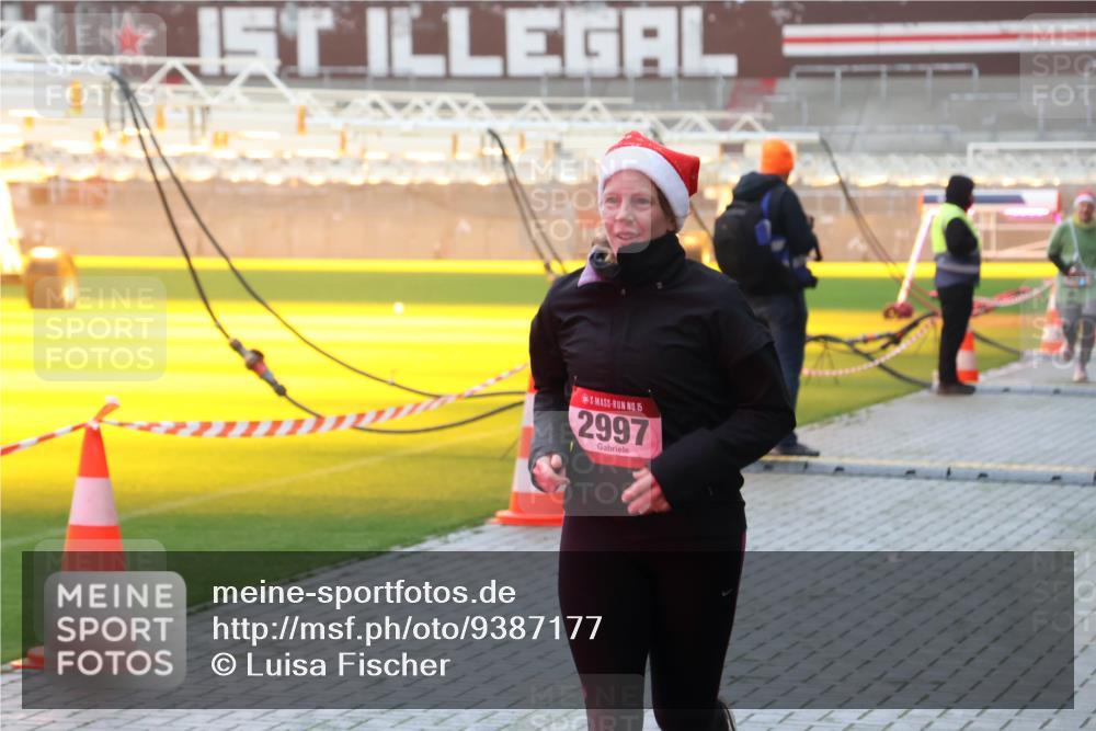 07.12.2025 - St. Pauli X-Mass-Run No. 15 Luisa Fischer http://msf.ph/oto/9387177 07.12.2025 10:22:12 Ziel 15, 2997, 149, 270, 1326, 1488, 2927, 2944, 2945, 2997, 3062, 3091, 3384, 3540, 3541, 3848, 3849, 3988, 3999, 4000, 4117, 4158, 4169, 4170, 4321, 4322, 4323, 4415 meine-sportfotos.de