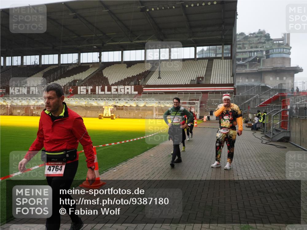 07.12.2025 - St. Pauli X-Mass-Run No. 15 Fabian Wolf http://msf.ph/oto/9387180 07.12.2025 10:17:27 Ziel 257, 268, 2688, 2725, 2952, 3874, 4114, 4339, 4764 meine-sportfotos.de