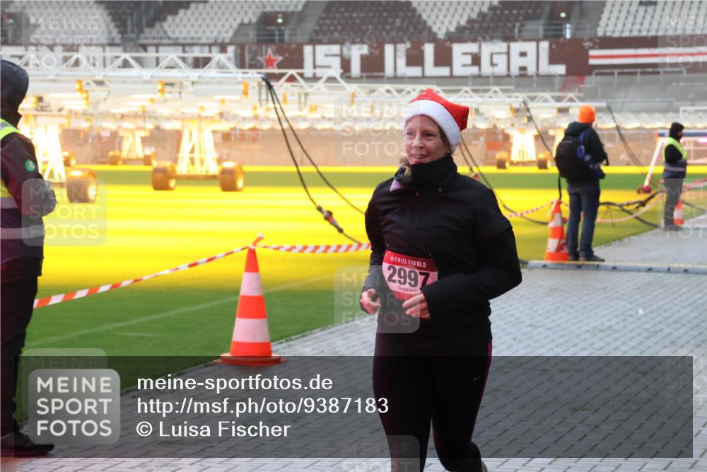 07.12.2025 - St. Pauli X-Mass-Run No. 15 Luisa Fischer http://msf.ph/oto/9387183 07.12.2025 10:22:12 Ziel 15, 2997, 149, 270, 1326, 1488, 2927, 2944, 2945, 2997, 3062, 3091, 3384, 3540, 3541, 3848, 3849, 3988, 3999, 4000, 4117, 4158, 4169, 4170, 4321, 4322, 4323, 4415 meine-sportfotos.de