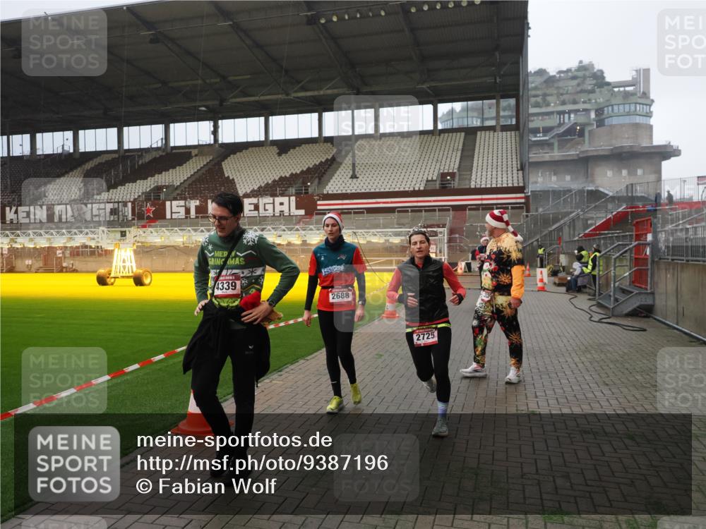 07.12.2025 - St. Pauli X-Mass-Run No. 15 Fabian Wolf http://msf.ph/oto/9387196 07.12.2025 10:17:30 Ziel 257, 268, 1161, 2688, 2725, 2952, 4114, 4127, 4339, 4764 meine-sportfotos.de