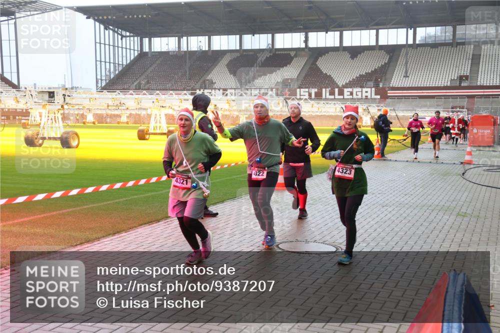 07.12.2025 - St. Pauli X-Mass-Run No. 15 Luisa Fischer http://msf.ph/oto/9387207 07.12.2025 10:22:23 Ziel 4321, 322, 4323, 1371, 1488, 2817, 2818, 2819, 2927, 2944, 2945, 2997, 3431, 3736, 3999, 4000, 4158, 4169, 4170, 4321, 4322, 4323, 4415, 4774 meine-sportfotos.de