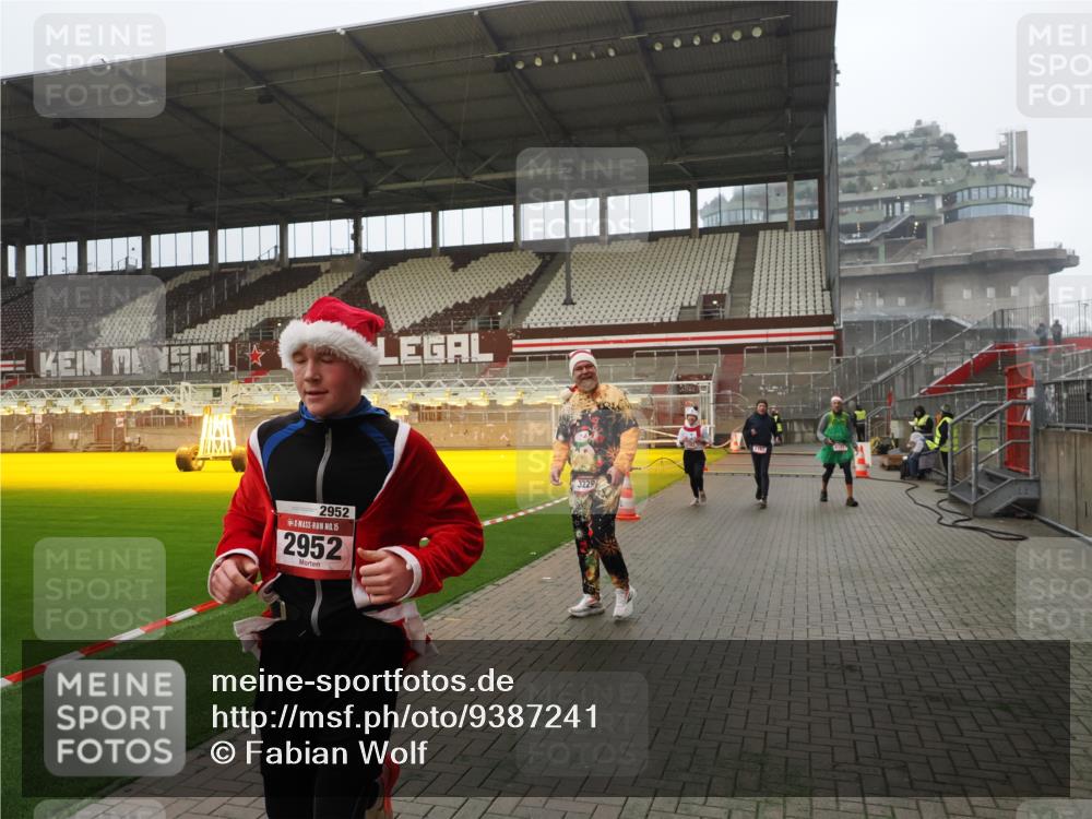 07.12.2025 - St. Pauli X-Mass-Run No. 15 Fabian Wolf http://msf.ph/oto/9387241 07.12.2025 10:17:34 Ziel 1161, 1162, 2688, 2725, 2952, 4114, 4127, 4339 meine-sportfotos.de