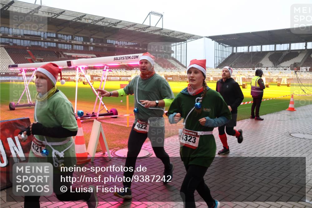 07.12.2025 - St. Pauli X-Mass-Run No. 15 Luisa Fischer http://msf.ph/oto/9387242 07.12.2025 10:22:25 Ziel 432, 422, 15, 1323, 1371, 1488, 2817, 2818, 2819, 2944, 2945, 2997, 3431, 3736, 3999, 4000, 4158, 4169, 4170, 4321, 4322, 4323, 4415, 4774 meine-sportfotos.de
