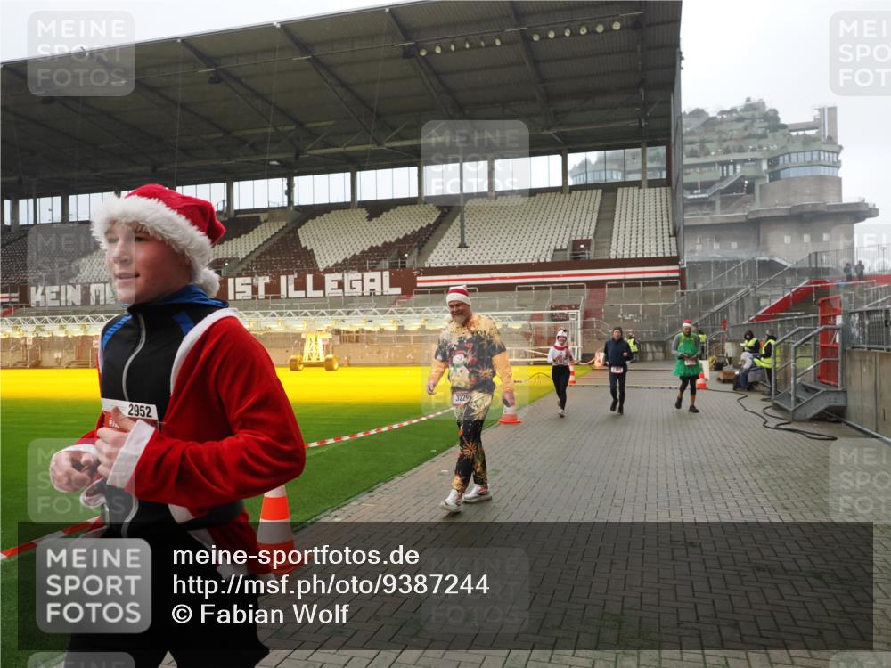 07.12.2025 - St. Pauli X-Mass-Run No. 15 Fabian Wolf http://msf.ph/oto/9387244 07.12.2025 10:17:34 Ziel 1161, 1162, 2688, 2725, 2952, 4114, 4127, 4339 meine-sportfotos.de