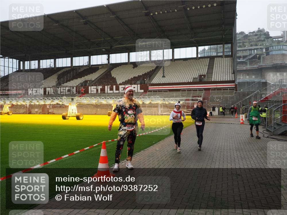 07.12.2025 - St. Pauli X-Mass-Run No. 15 Fabian Wolf http://msf.ph/oto/9387252 07.12.2025 10:17:36 Ziel 1161, 1162, 2688, 2725, 2952, 4127, 4339 meine-sportfotos.de