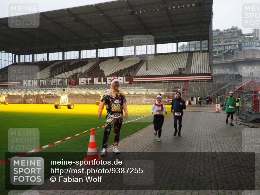 07.12.2025 - St. Pauli X-Mass-Run No. 15 Fabian Wolf http://msf.ph/oto/9387255 07.12.2025 10:17:37 Ziel 1161, 1162, 2688, 2725, 2952, 4127, 4339 meine-sportfotos.de