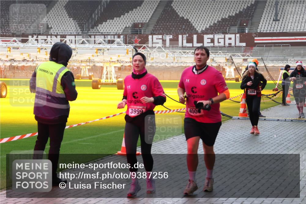 07.12.2025 - St. Pauli X-Mass-Run No. 15 Luisa Fischer http://msf.ph/oto/9387256 07.12.2025 10:22:30 Ziel 1371, 1488, 3999, 4000, 1371, 1488, 2184, 2817, 2818, 2819, 2944, 2945, 3431, 3736, 3999, 4000, 4321, 4322, 4323, 4415, 4771, 4774, 4781 meine-sportfotos.de