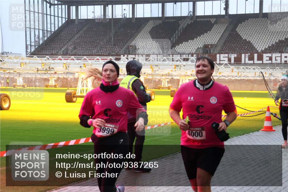 07.12.2025 - St. Pauli X-Mass-Run No. 15 Luisa Fischer http://msf.ph/oto/9387265 07.12.2025 10:22:31 Ziel 3999, 4000, 1371, 1488, 2184, 2817, 2818, 2819, 2944, 2945, 3431, 3736, 3999, 4000, 4321, 4322, 4323, 4415, 4771, 4774, 4781 meine-sportfotos.de