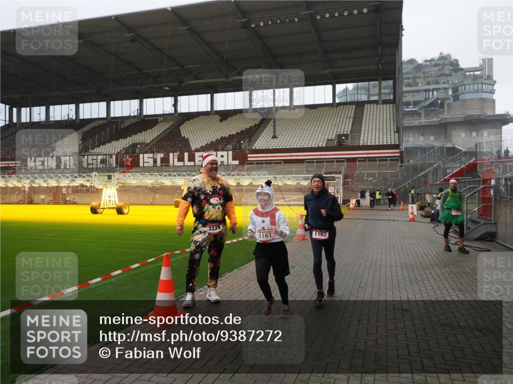 07.12.2025 - St. Pauli X-Mass-Run No. 15 Fabian Wolf http://msf.ph/oto/9387272 07.12.2025 10:17:37 Ziel 1161, 1162, 2688, 2725, 2952, 4127, 4339 meine-sportfotos.de