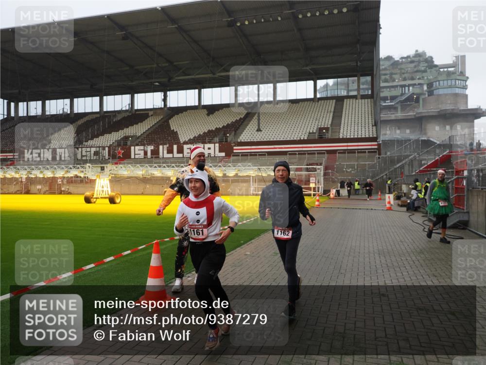07.12.2025 - St. Pauli X-Mass-Run No. 15 Fabian Wolf http://msf.ph/oto/9387279 07.12.2025 10:17:38 Ziel 1161, 1162, 2688, 2725, 2952, 4127 meine-sportfotos.de